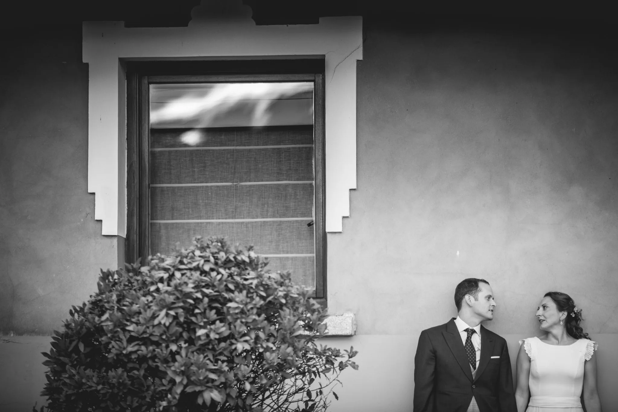 Retrato en blanco y negro junto a la fachada durante una boda en Valquijancho.