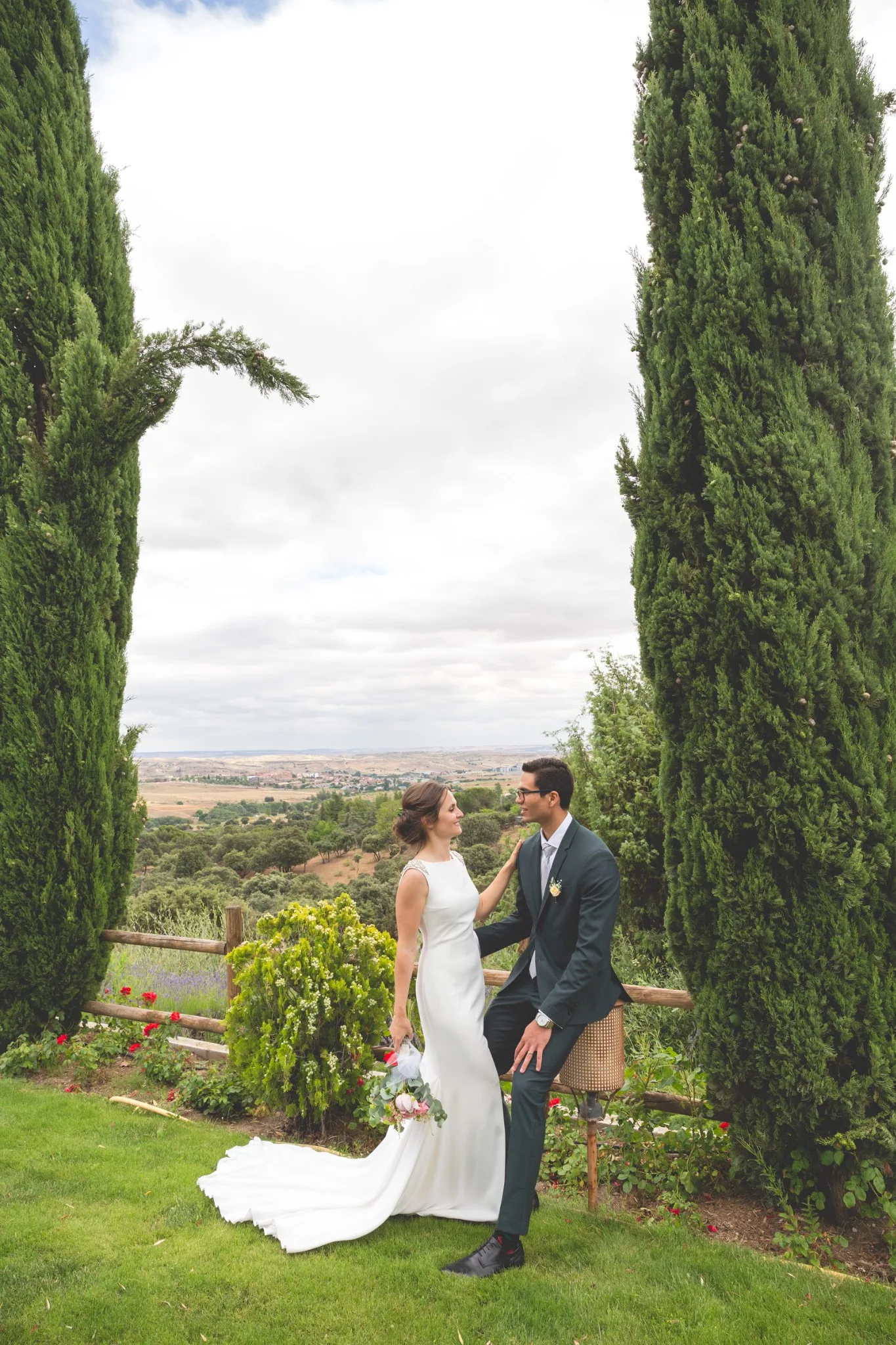 Novios entre cipreses durante una boda en Valquijancho.