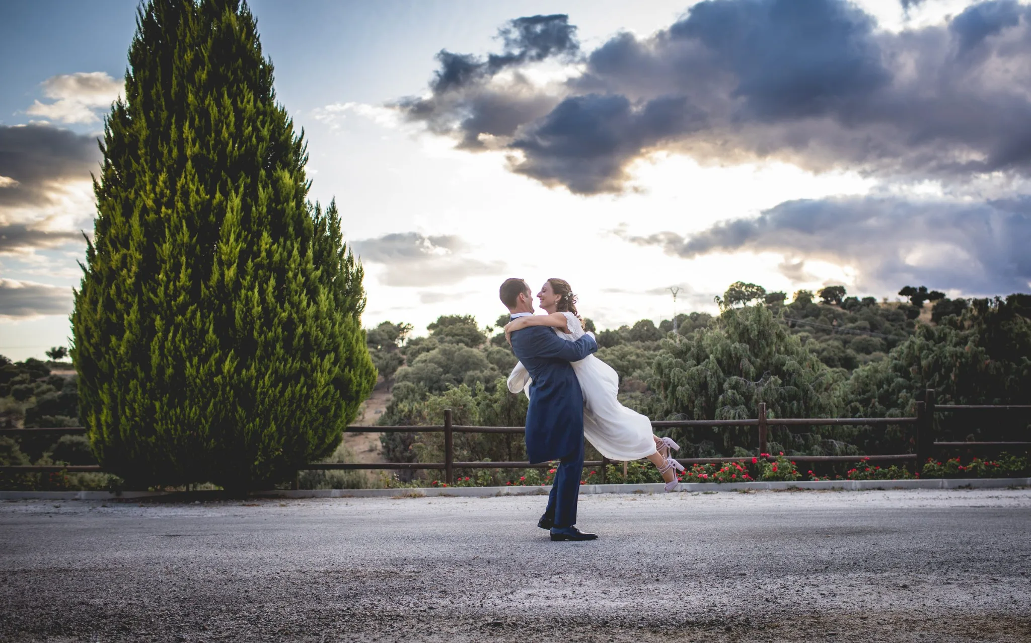 Novio levantando a la novia durante una boda en Valquijancho.