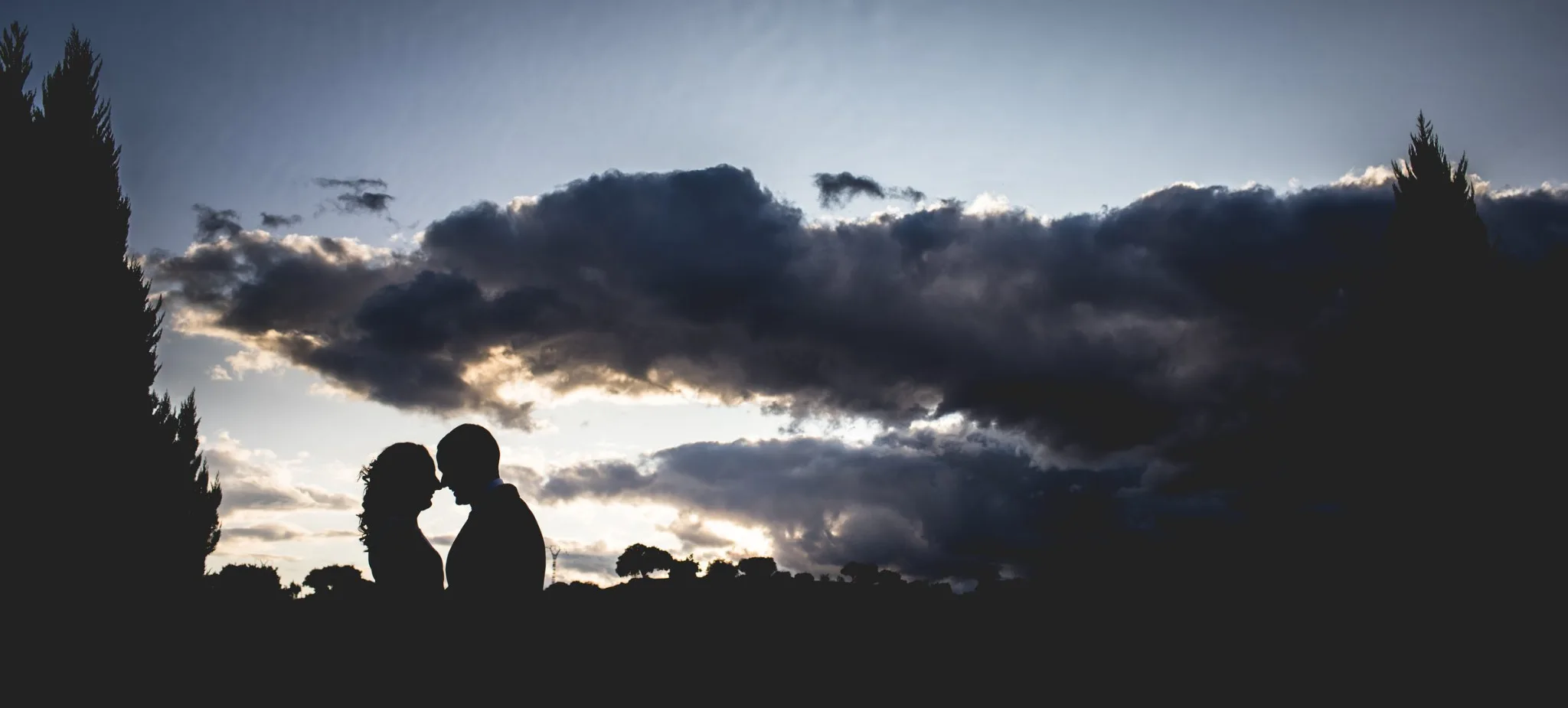 Silueta de los novios bajo las nubes durante una boda en Valquijancho.
