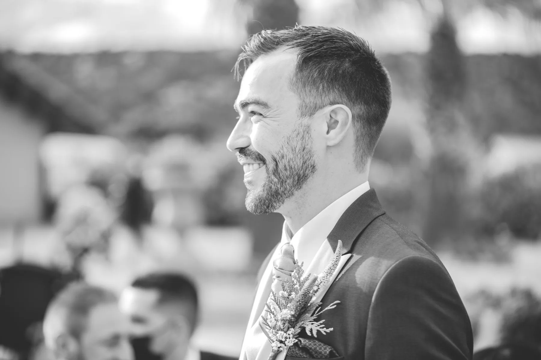 Retrato del novio durante la ceremonia durante una boda en Valquijancho.