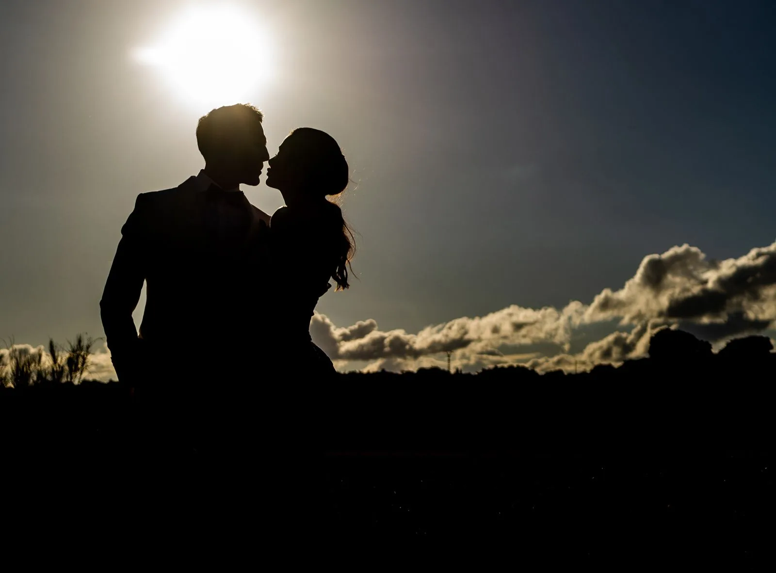 Silueta de los novios al atardecer durante una boda en Valquijancho.