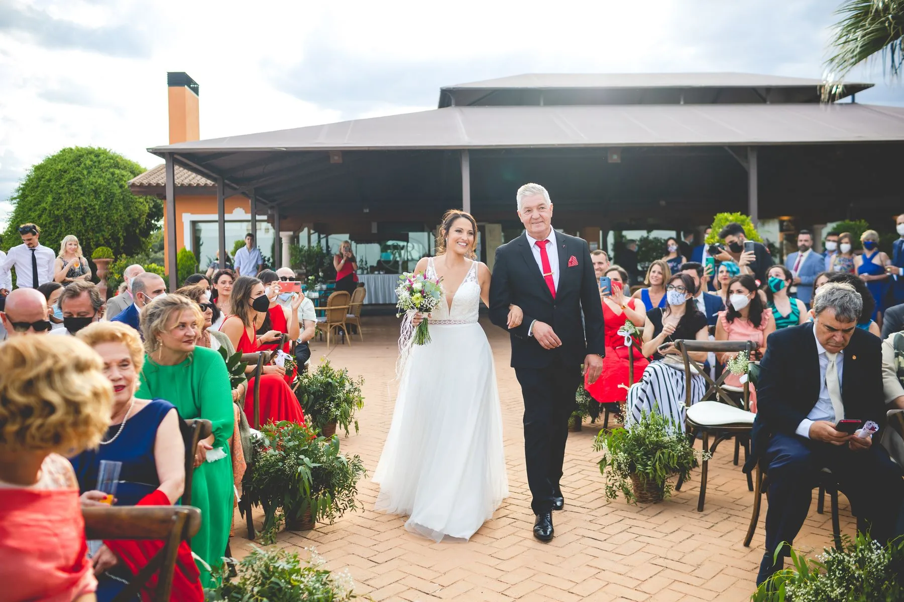 Entrada de la novia con su padre durante una boda en Valquijancho.