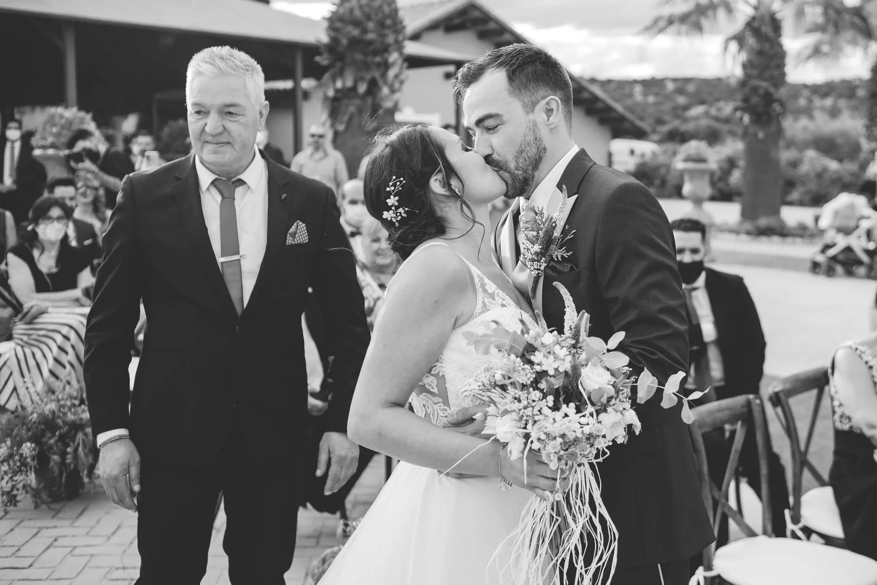 Beso de los novios con familiares durante una boda en Valquijancho.