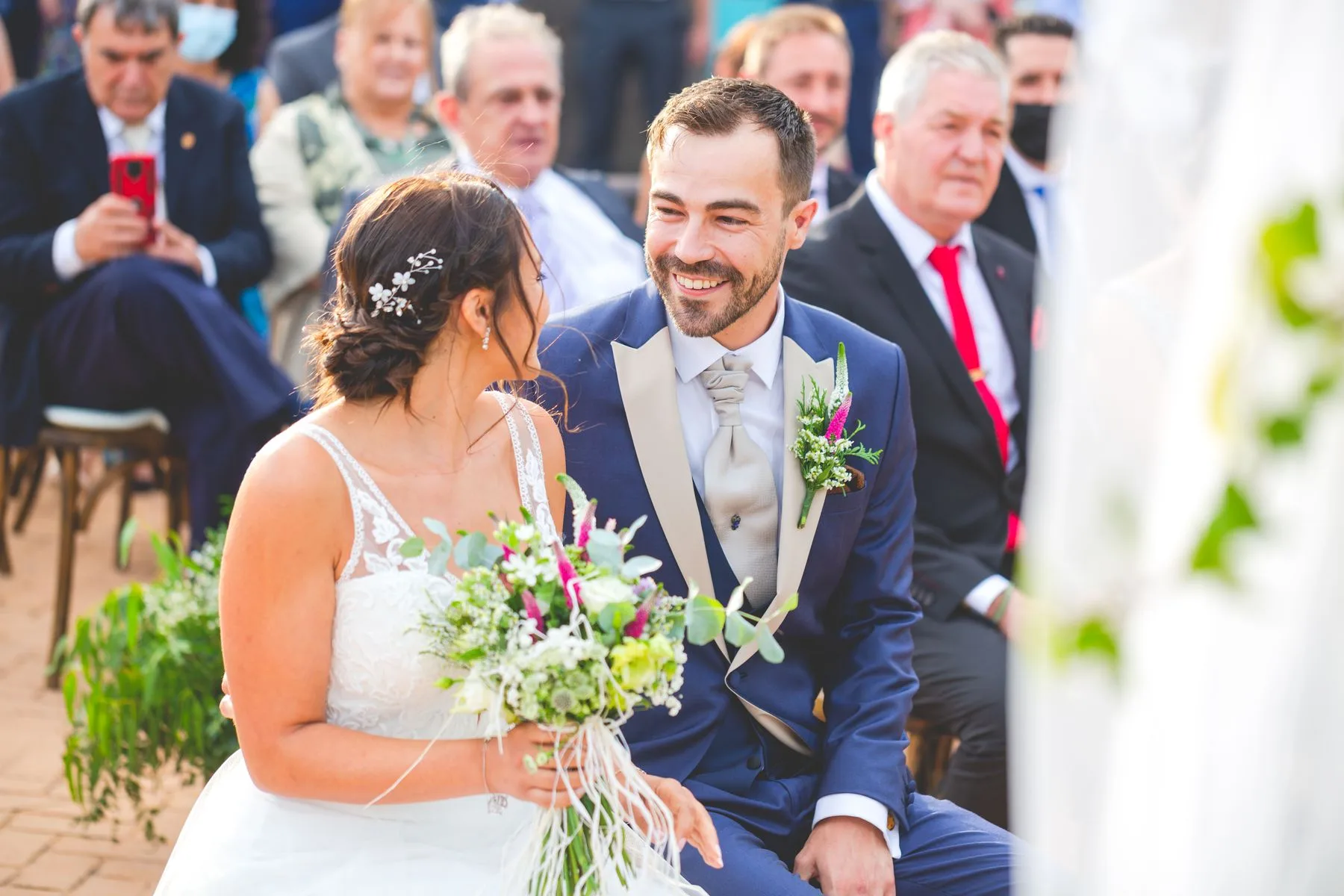 Novios sentados durante la ceremonia durante una boda en Valquijancho.