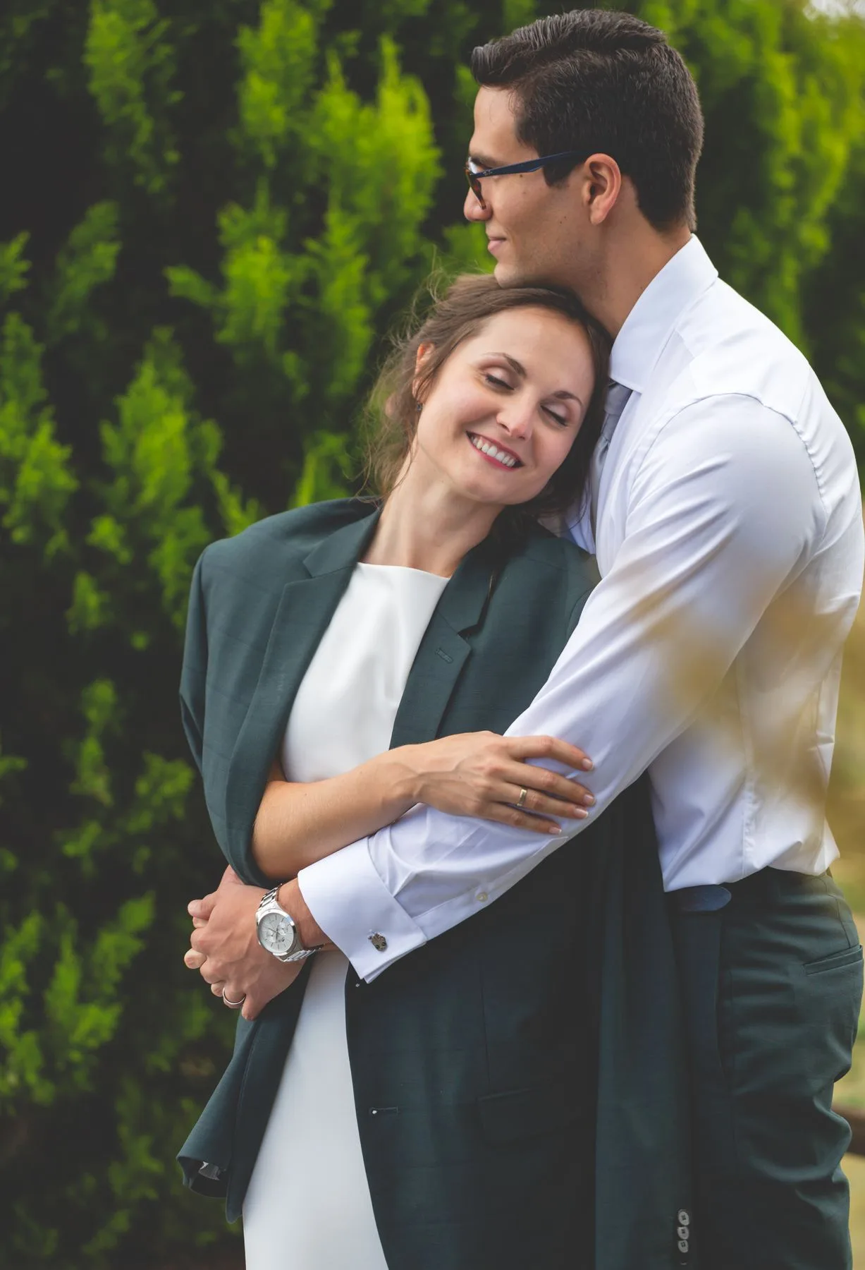 Pareja invitada abrazada en los jardines durante una boda en Valquijancho.