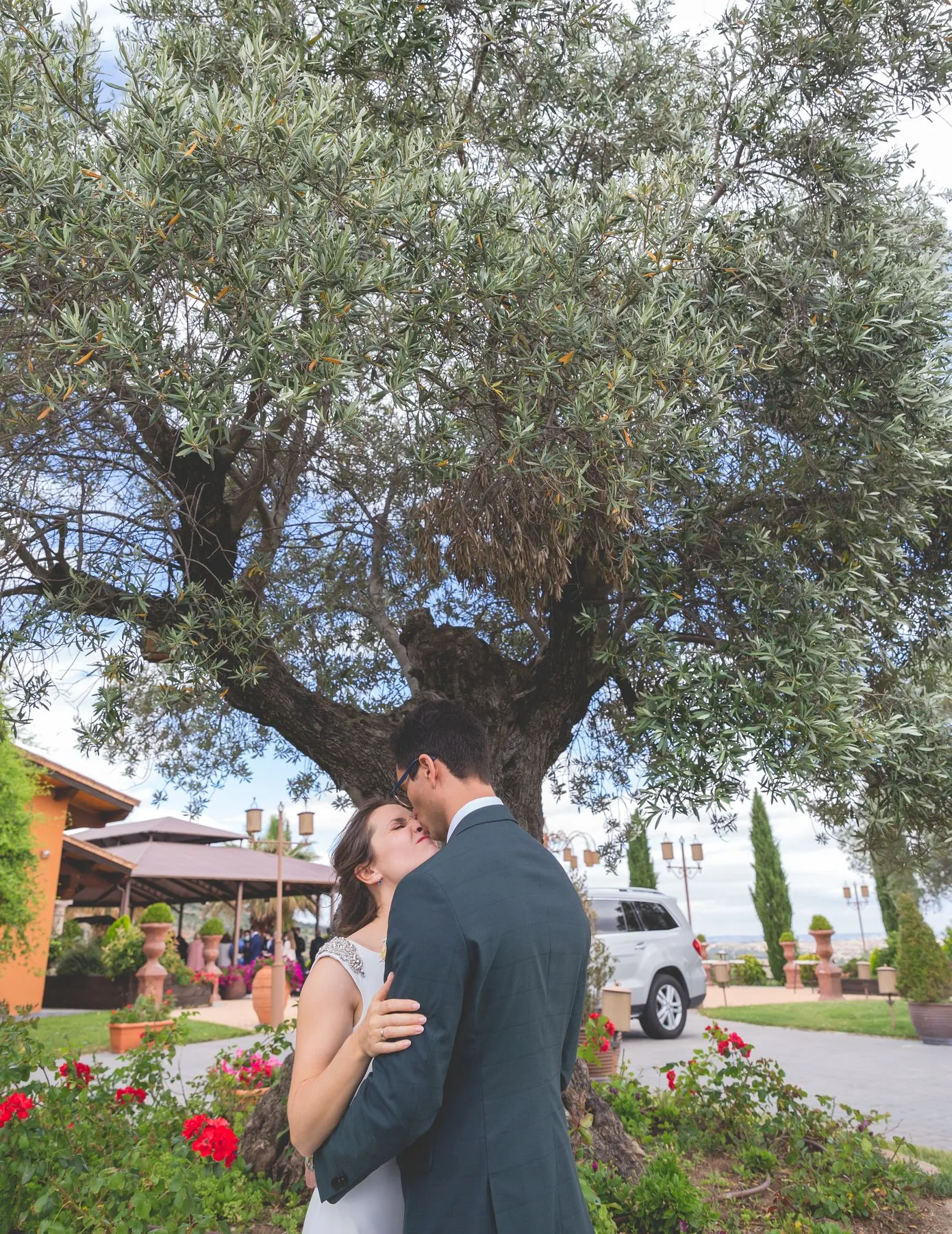 Retrato vertical de invitados en el jardin durante una boda en Valquijancho.