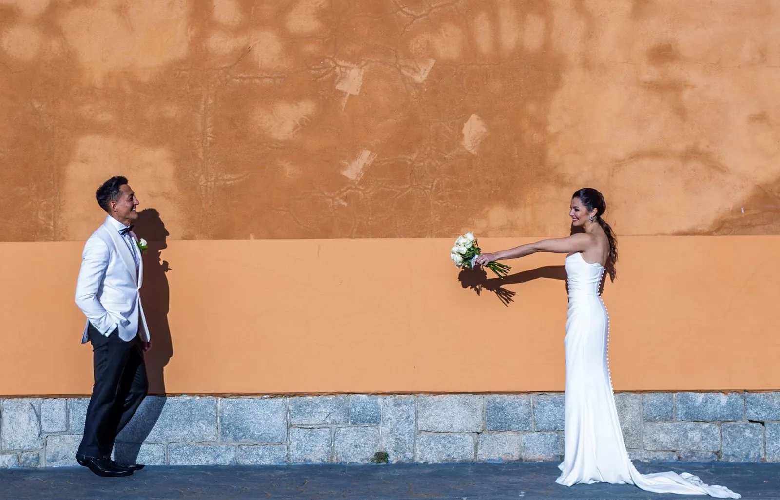 Novios jugando junto a una pared durante una boda en Valquijancho.