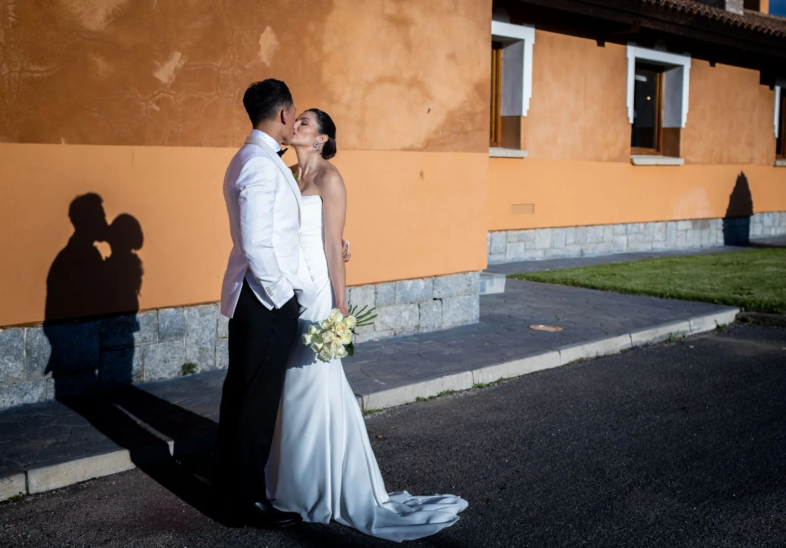 Novios abrazados junto a la fachada durante una boda en Valquijancho.