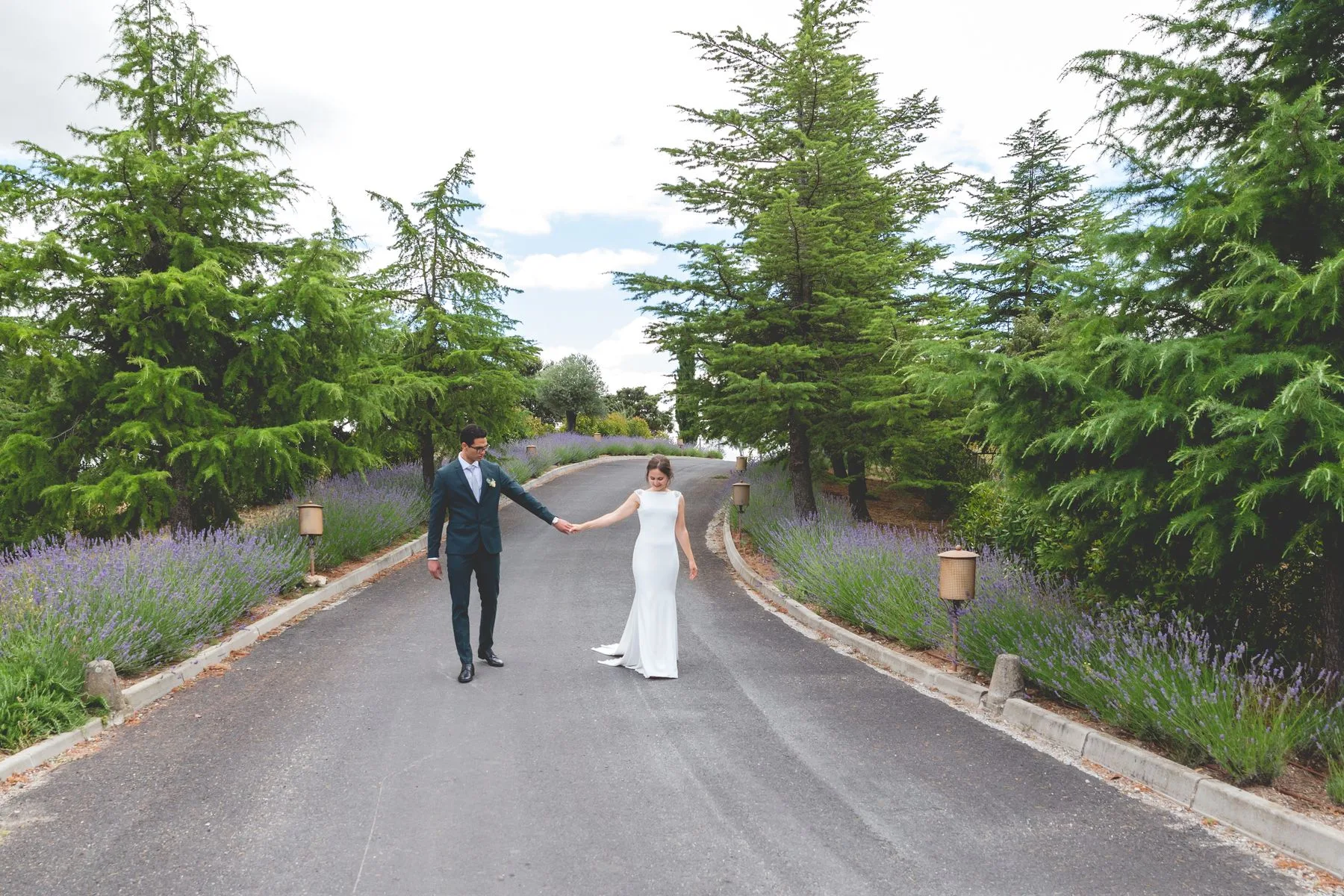 Novios paseando por el camino principal durante una boda en Valquijancho.