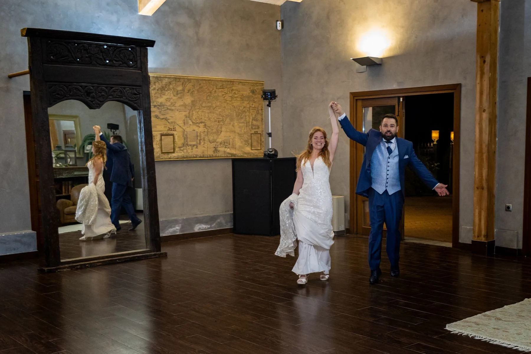 Entrada de los novios al salon durante una boda en Valquijancho.