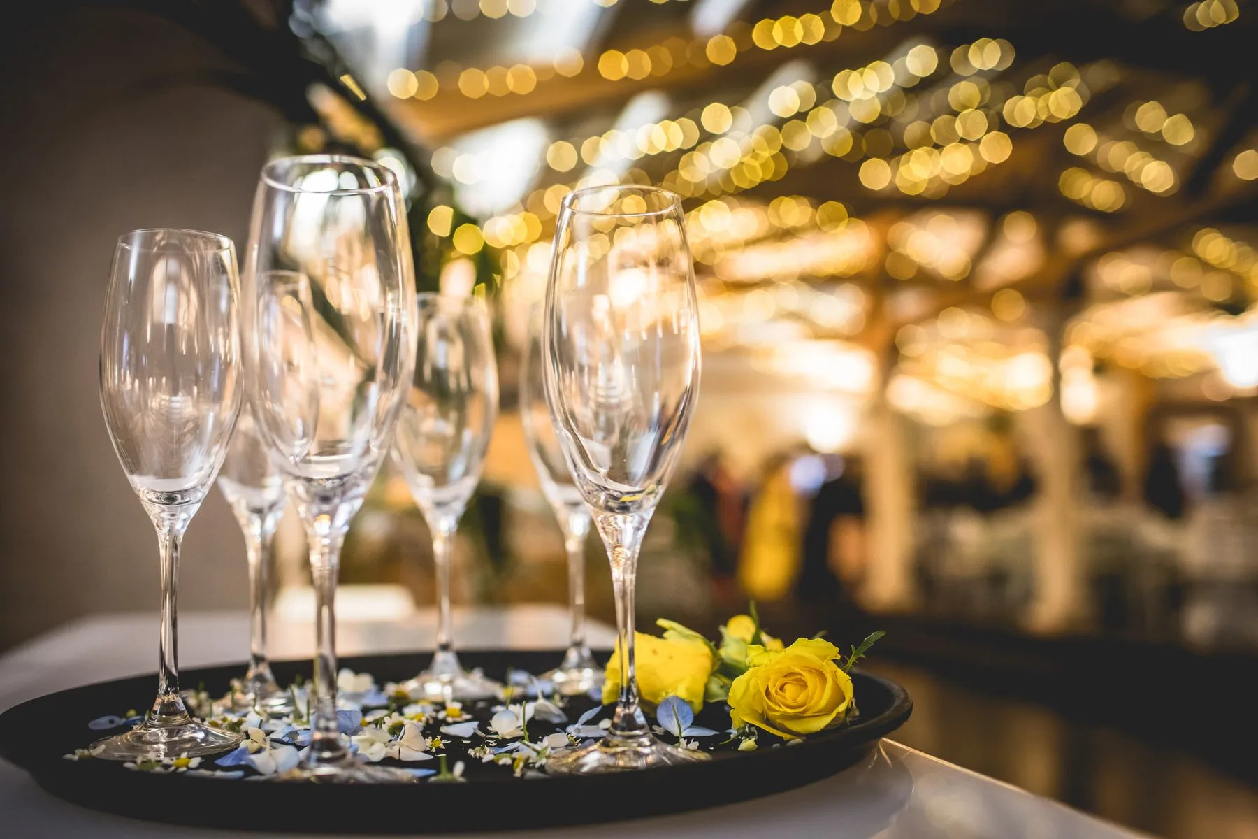 Detalle de copas en el banquete durante una boda en Valquijancho.