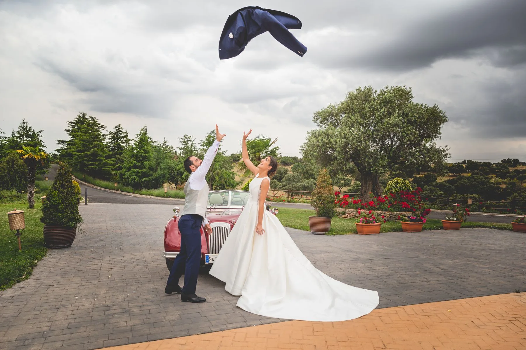 Novios jugando con chaqueta al aire durante una boda en Valquijancho.