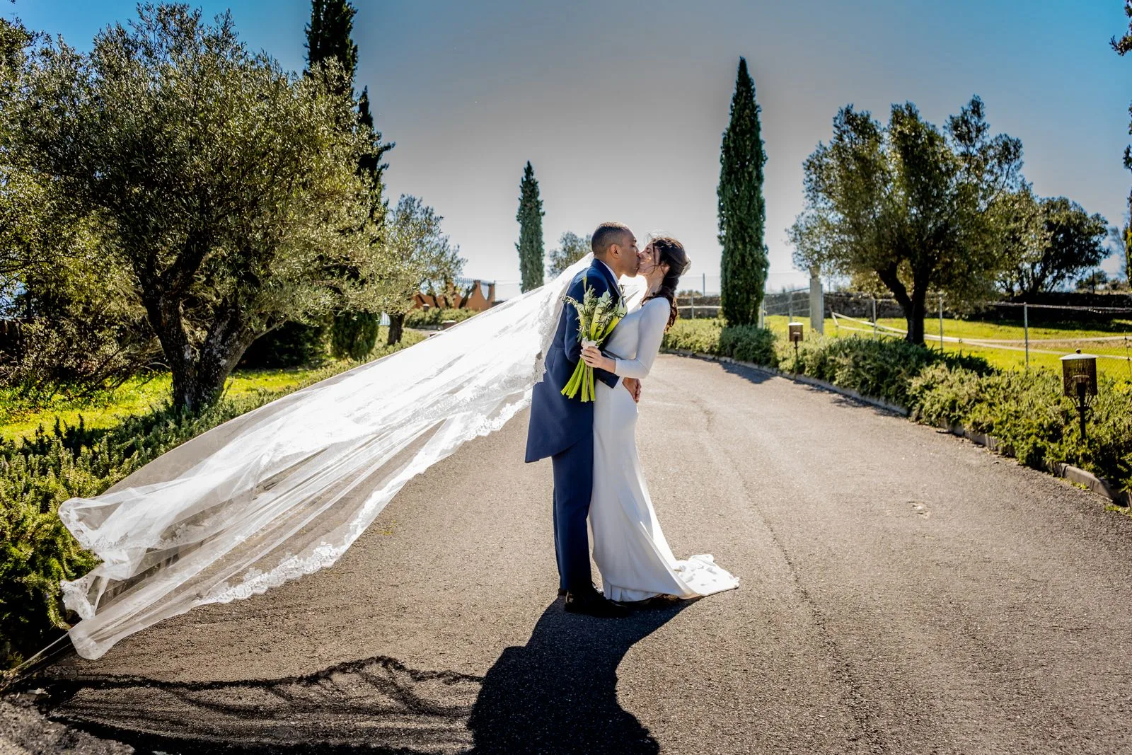 Retrato de los novios con velo al viento durante una boda en Valquijancho.
