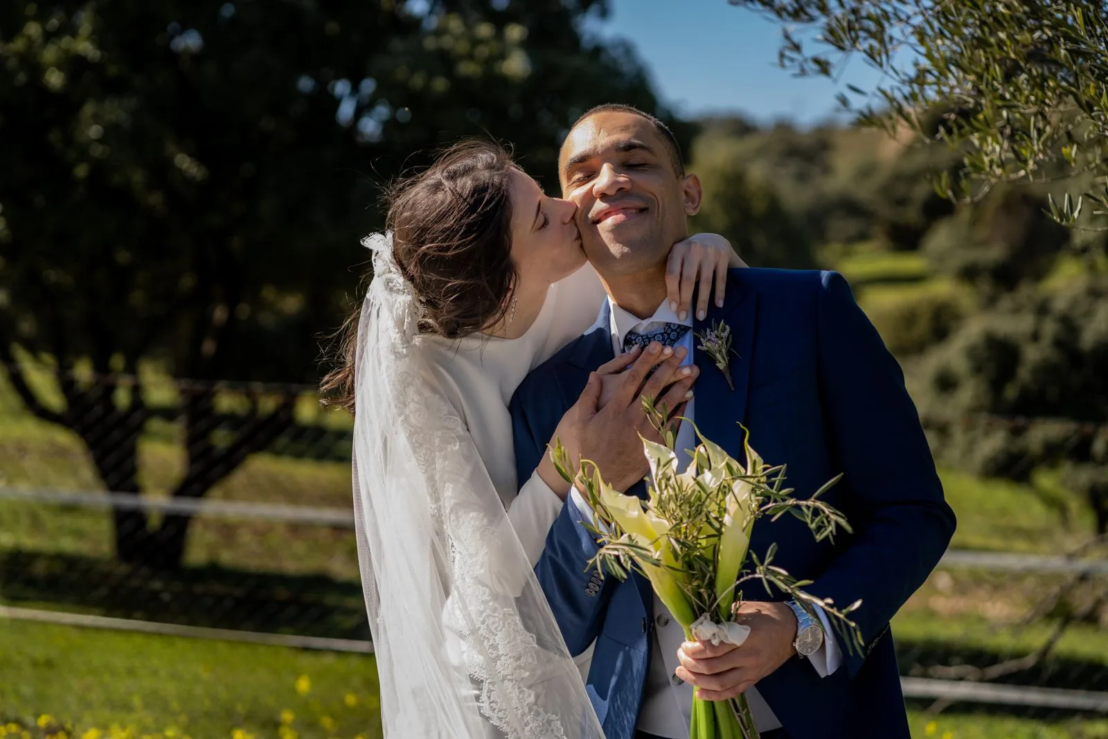 Novios abrazados en los jardines durante una boda en Valquijancho.