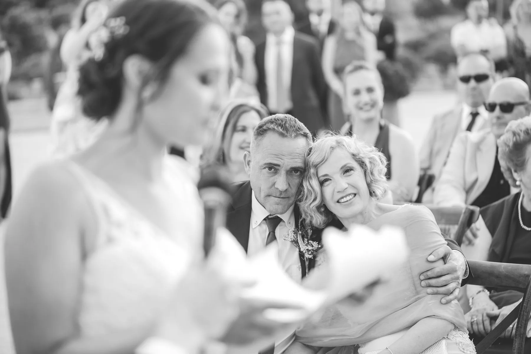 Madre emocionada durante la ceremonia durante una boda en Valquijancho.