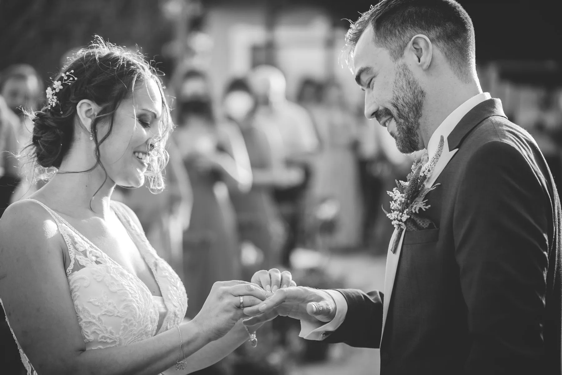 Intercambio de anillos en blanco y negro durante una boda en Valquijancho.