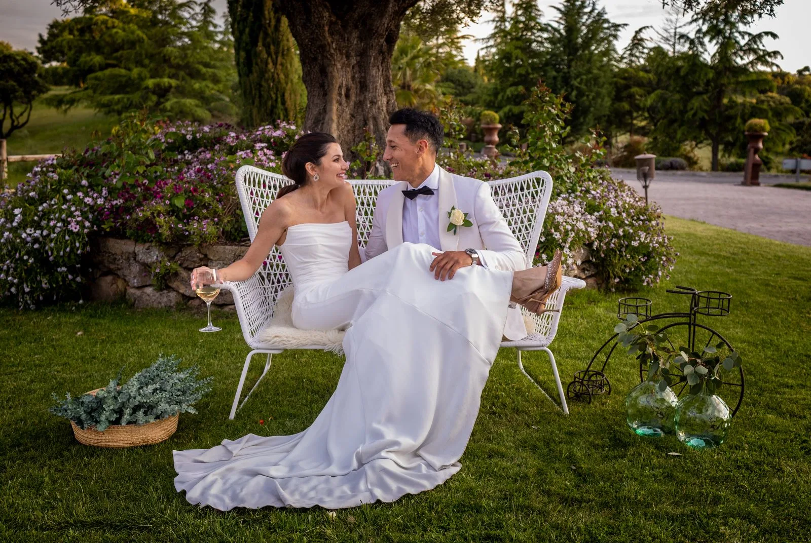 Novios sentados en un banco del jardin durante una boda en Valquijancho.