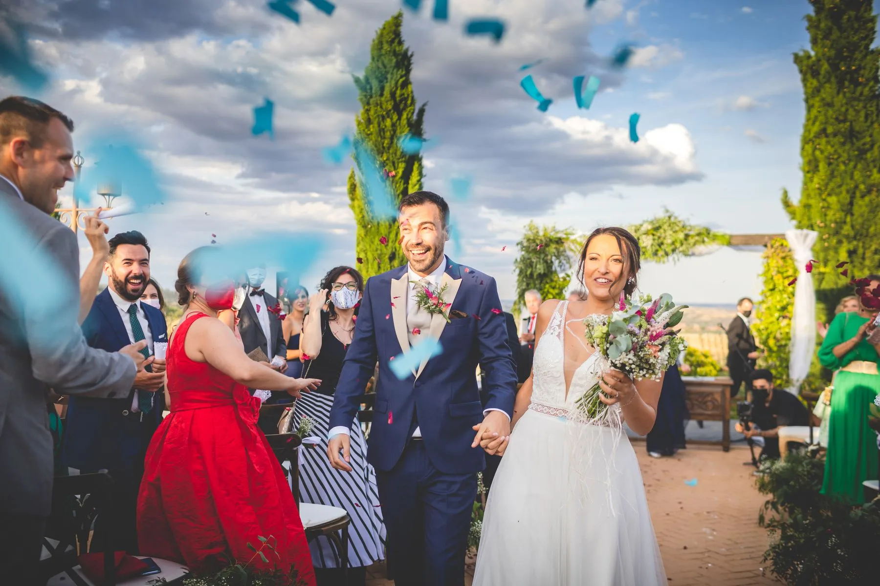 Salida de los novios con confeti azul durante una boda en Valquijancho.