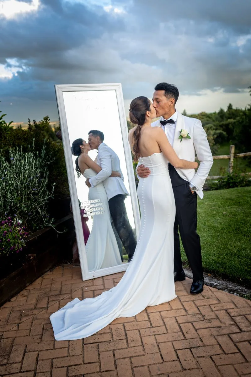 Retrato de los novios frente al espejo durante una boda en Valquijancho.