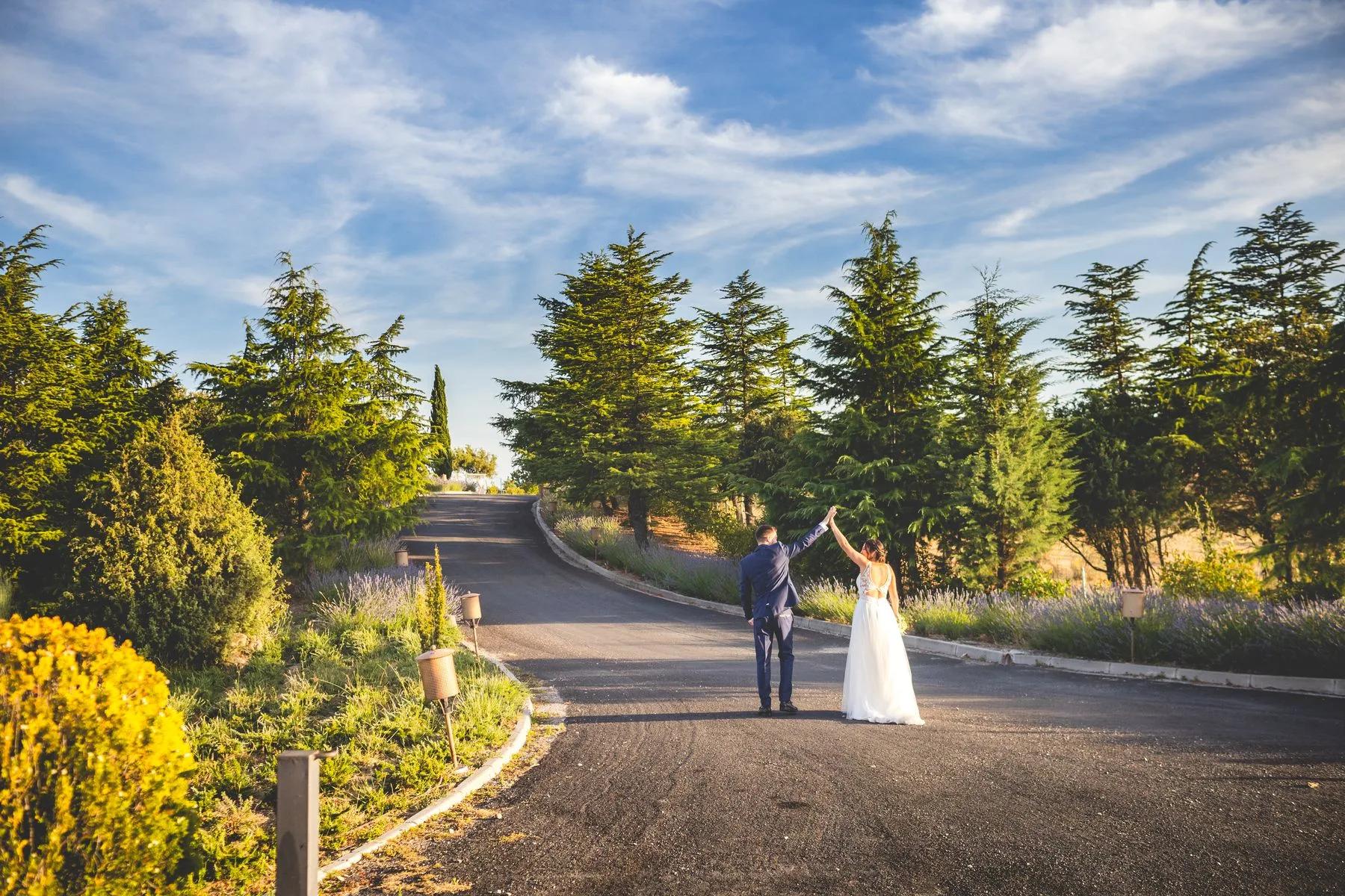 Novios caminando por los jardines durante una boda en Valquijancho.
