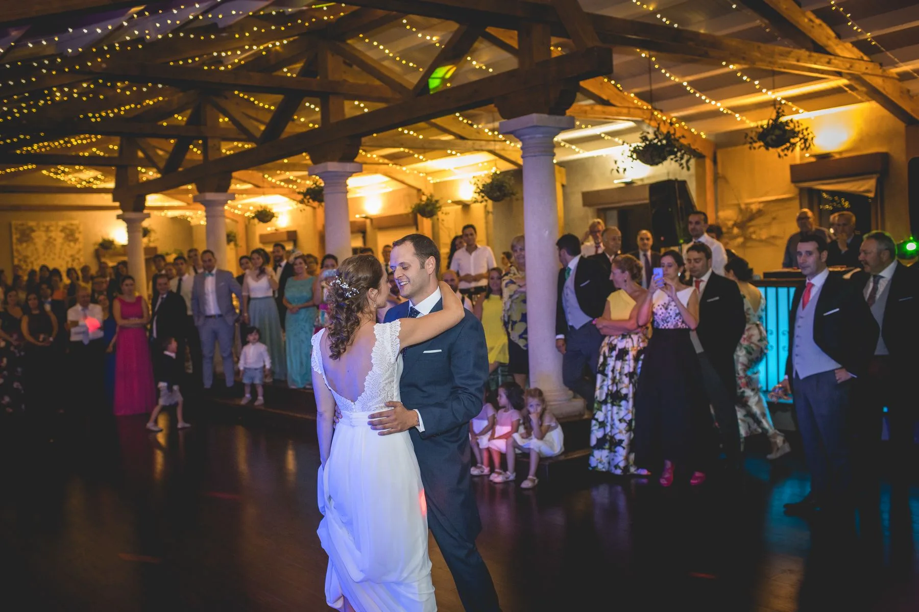 Baile de los novios con invitados durante una boda en Valquijancho.