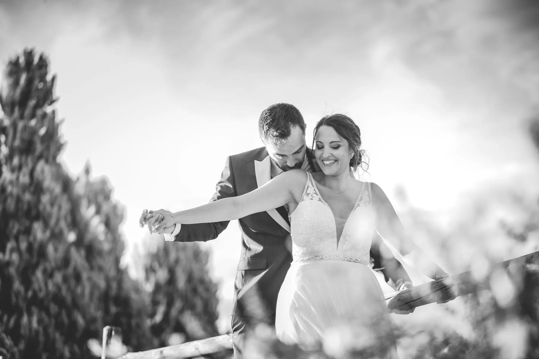 Novios jugando durante el baile durante una boda en Valquijancho.