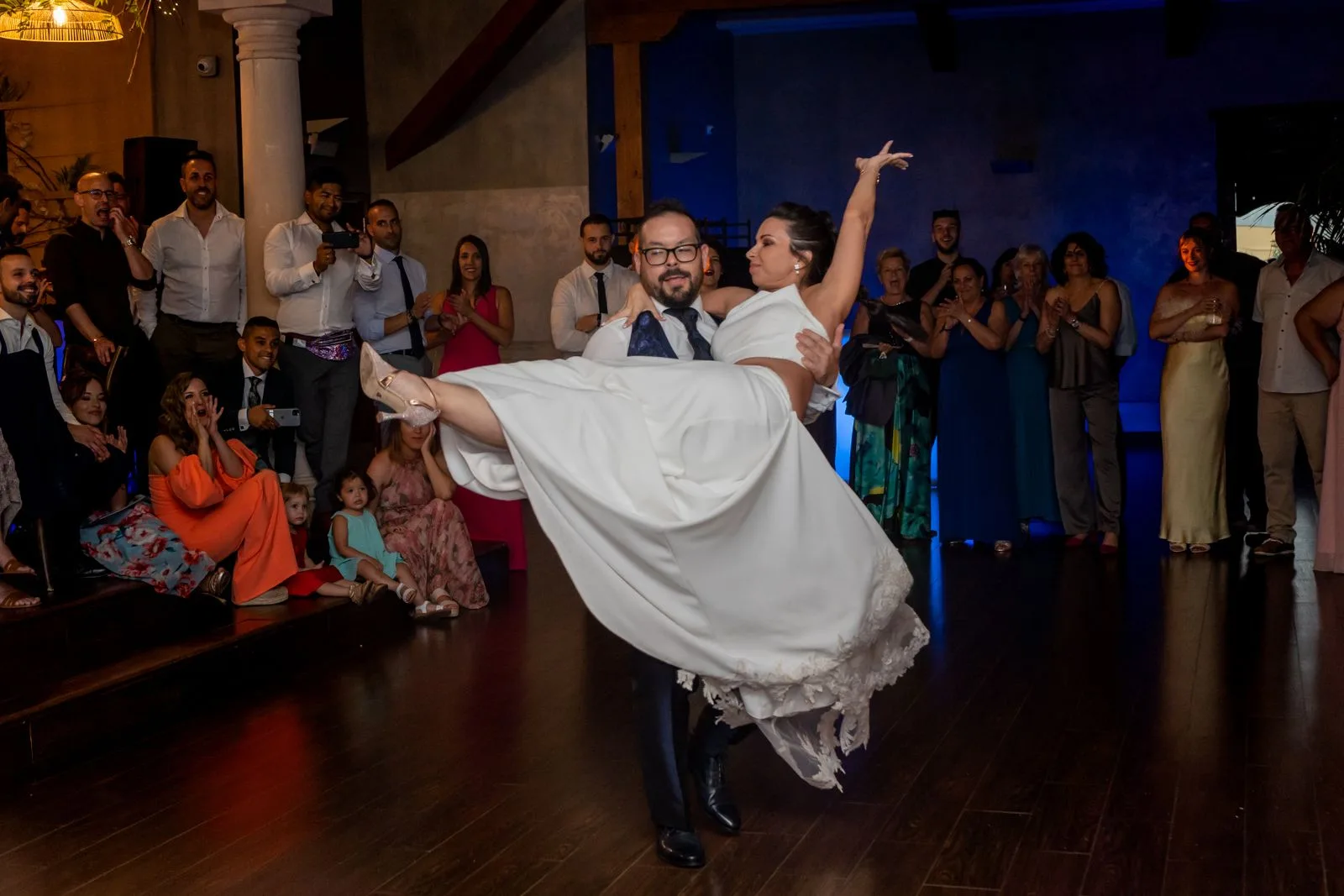 Novio levantando a la novia en el baile durante una boda en Valquijancho.