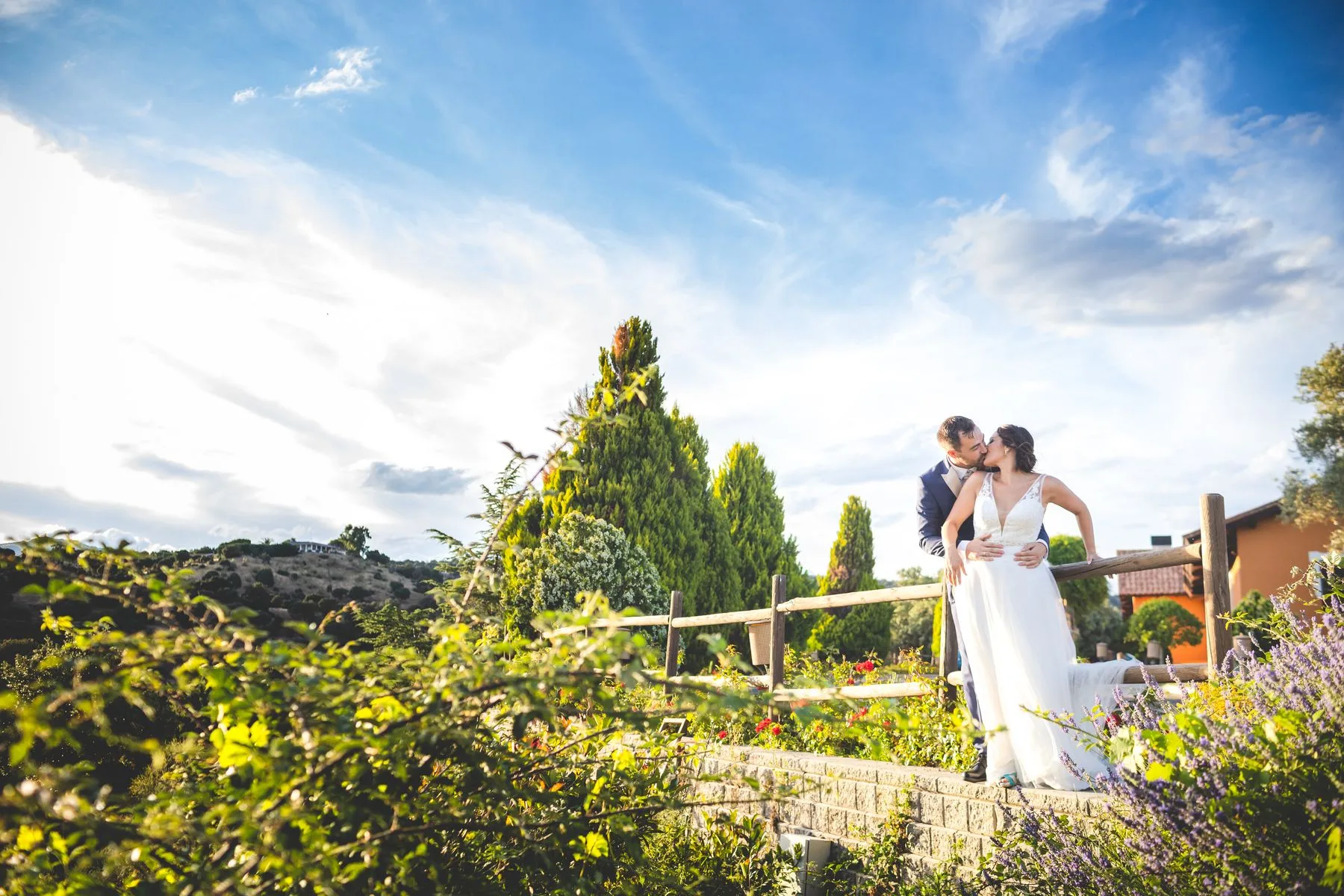 Retrato de novios en paisaje elevado durante una boda en Valquijancho.