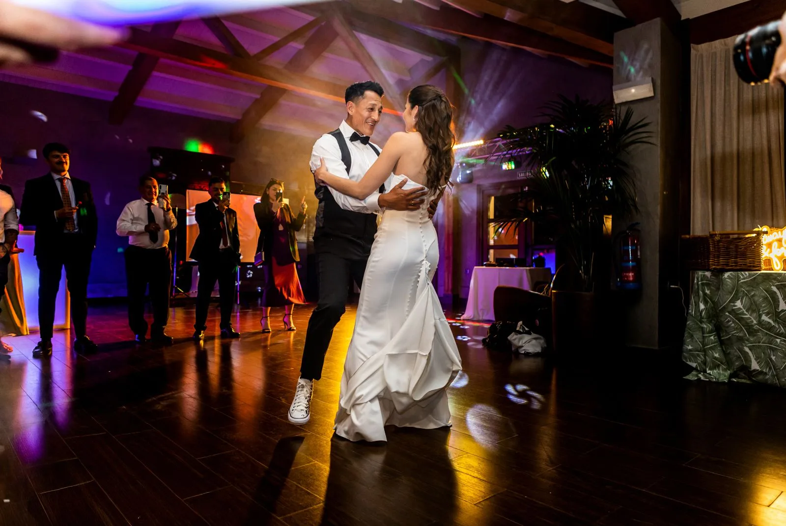 Baile de novios con luz de fiesta durante una boda en Valquijancho.
