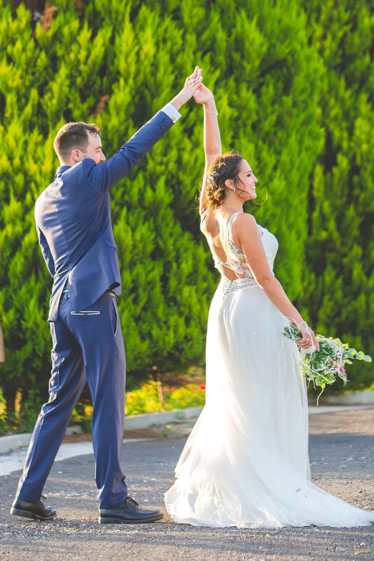 Novios bailando junto a un seto durante una boda en Valquijancho.