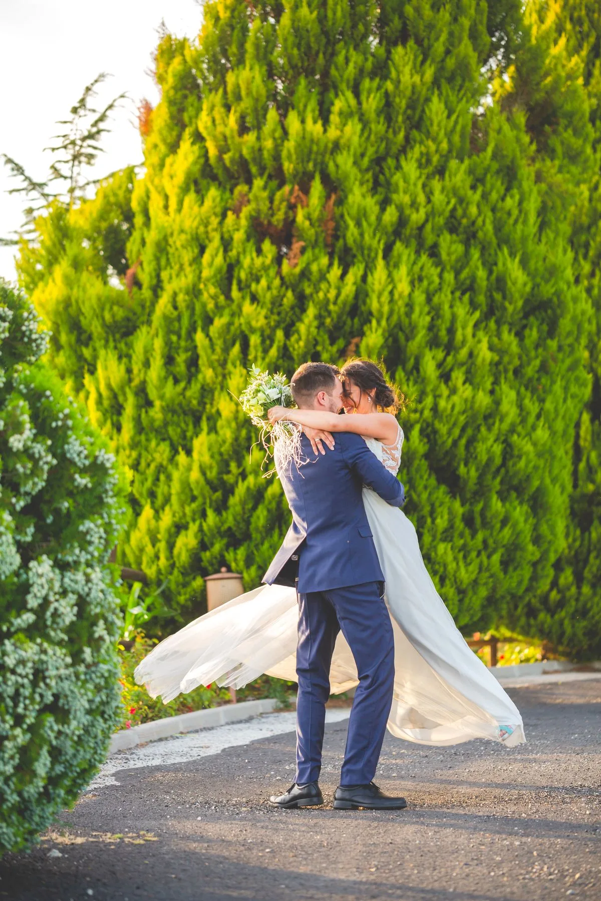 Novios girando durante el baile durante una boda en Valquijancho.
