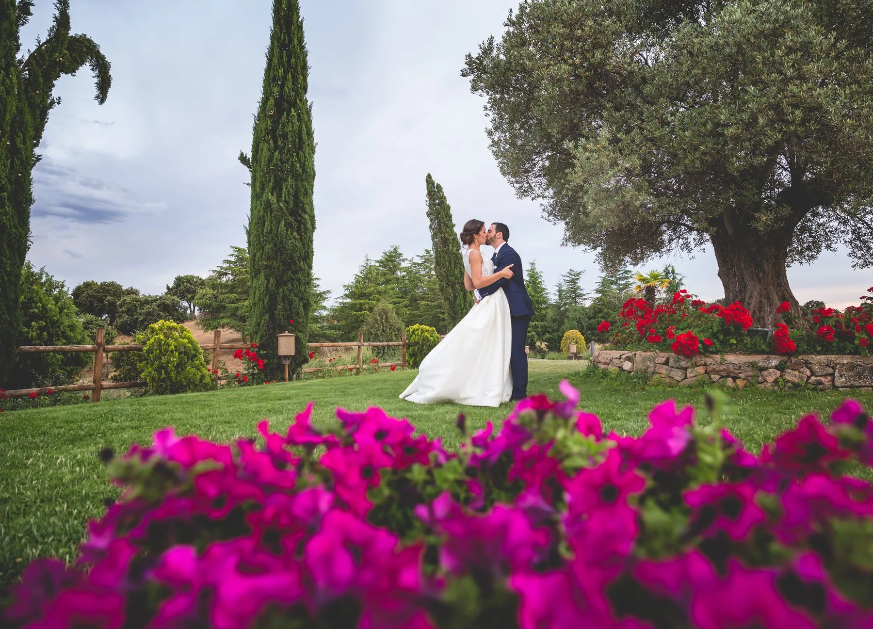 Novios entre flores del jardin durante una boda en Valquijancho.