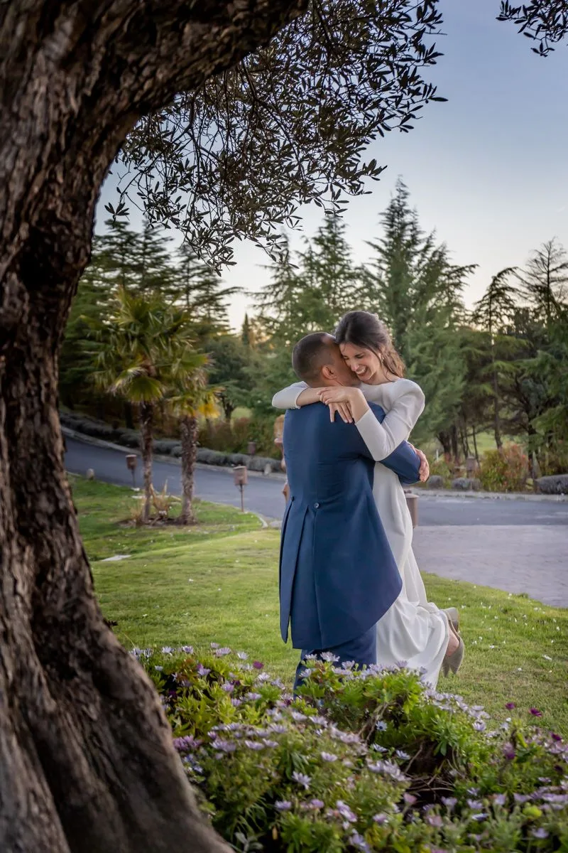 Retrato de pareja junto a un arbol durante una boda en Valquijancho.