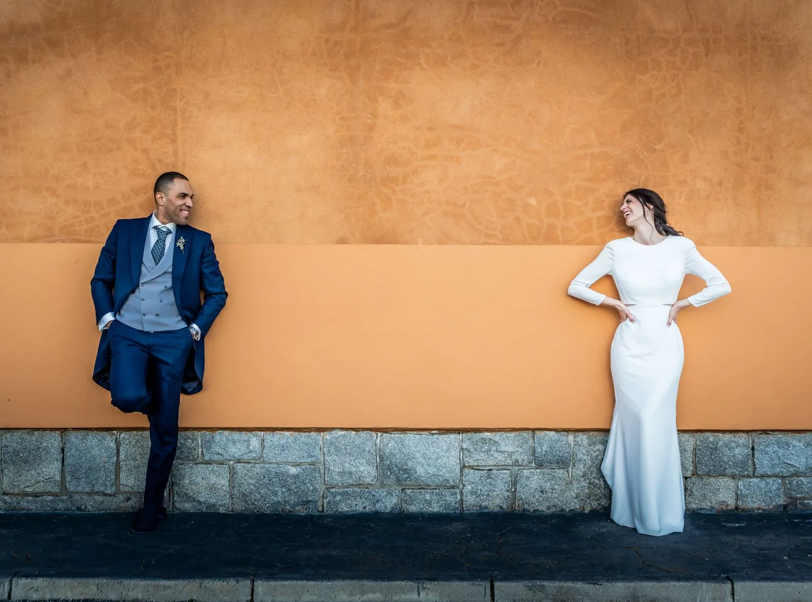 Retrato editorial de los novios junto a pared durante una boda en Valquijancho.