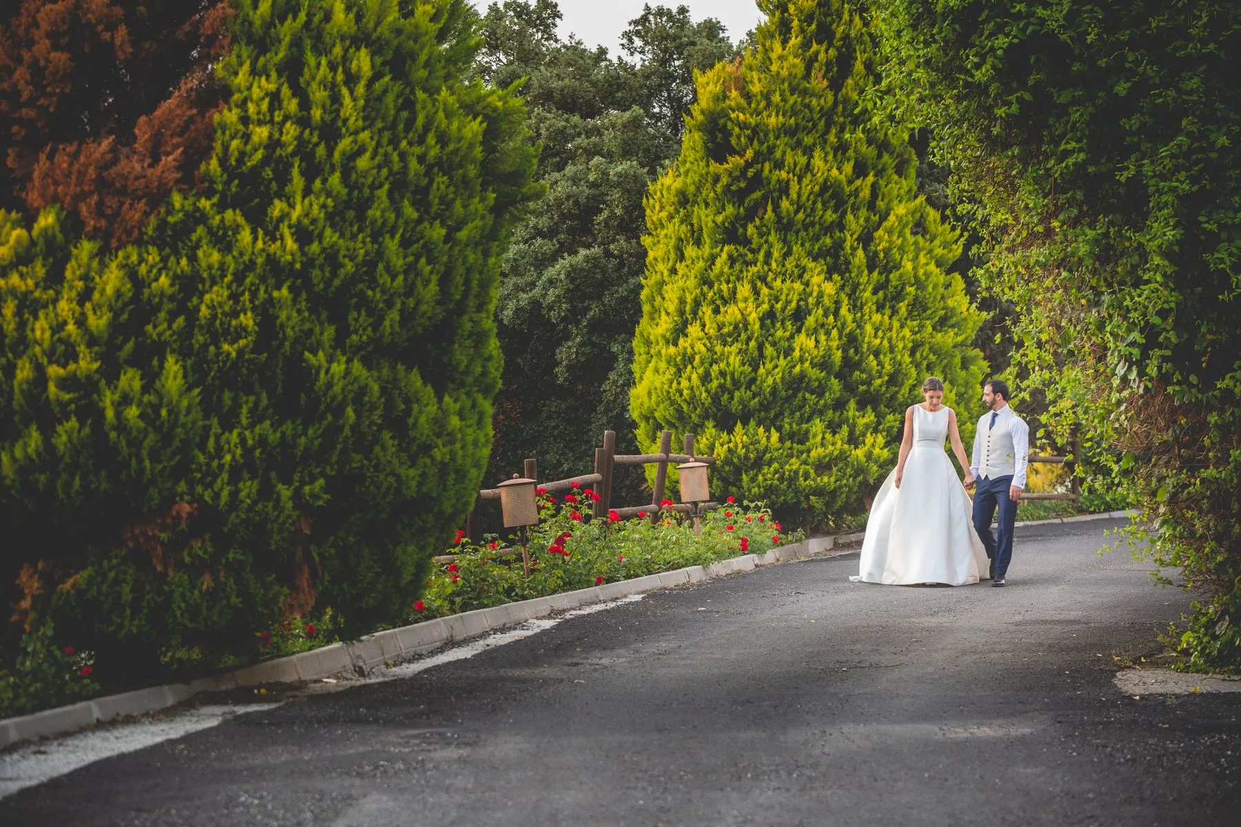 Novios caminando por el sendero durante una boda en Valquijancho.