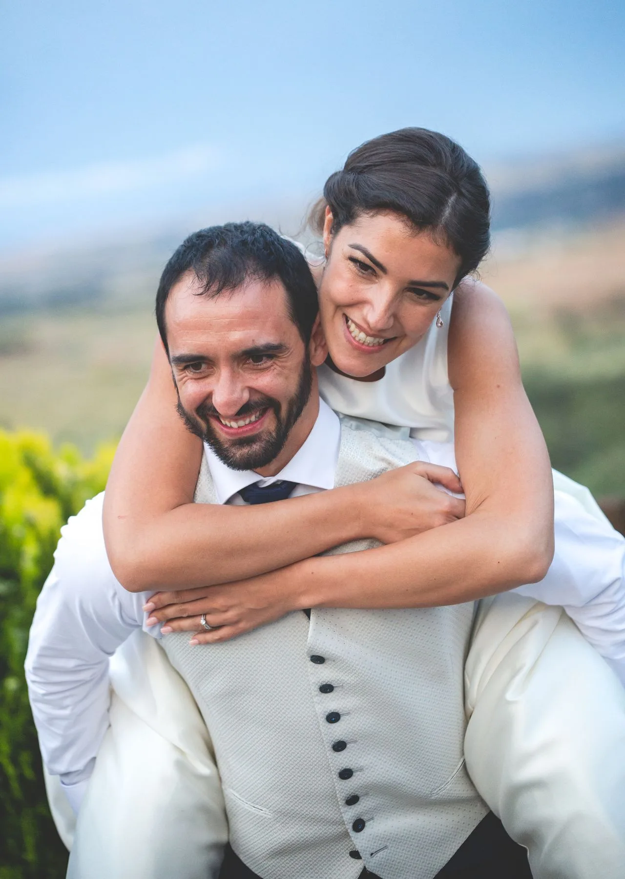 Novia abrazando al novio por la espalda durante una boda en Valquijancho.