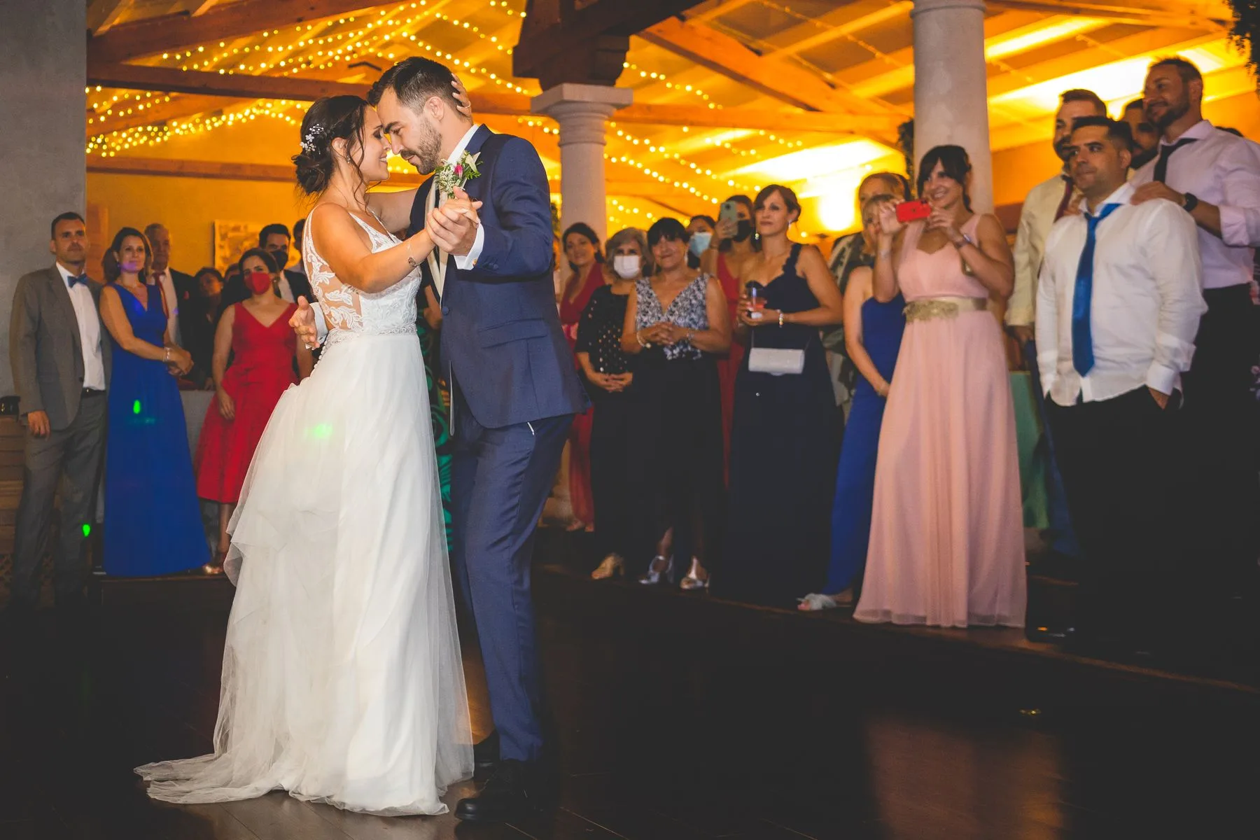 Novios bailando en el salon durante una boda en Valquijancho.