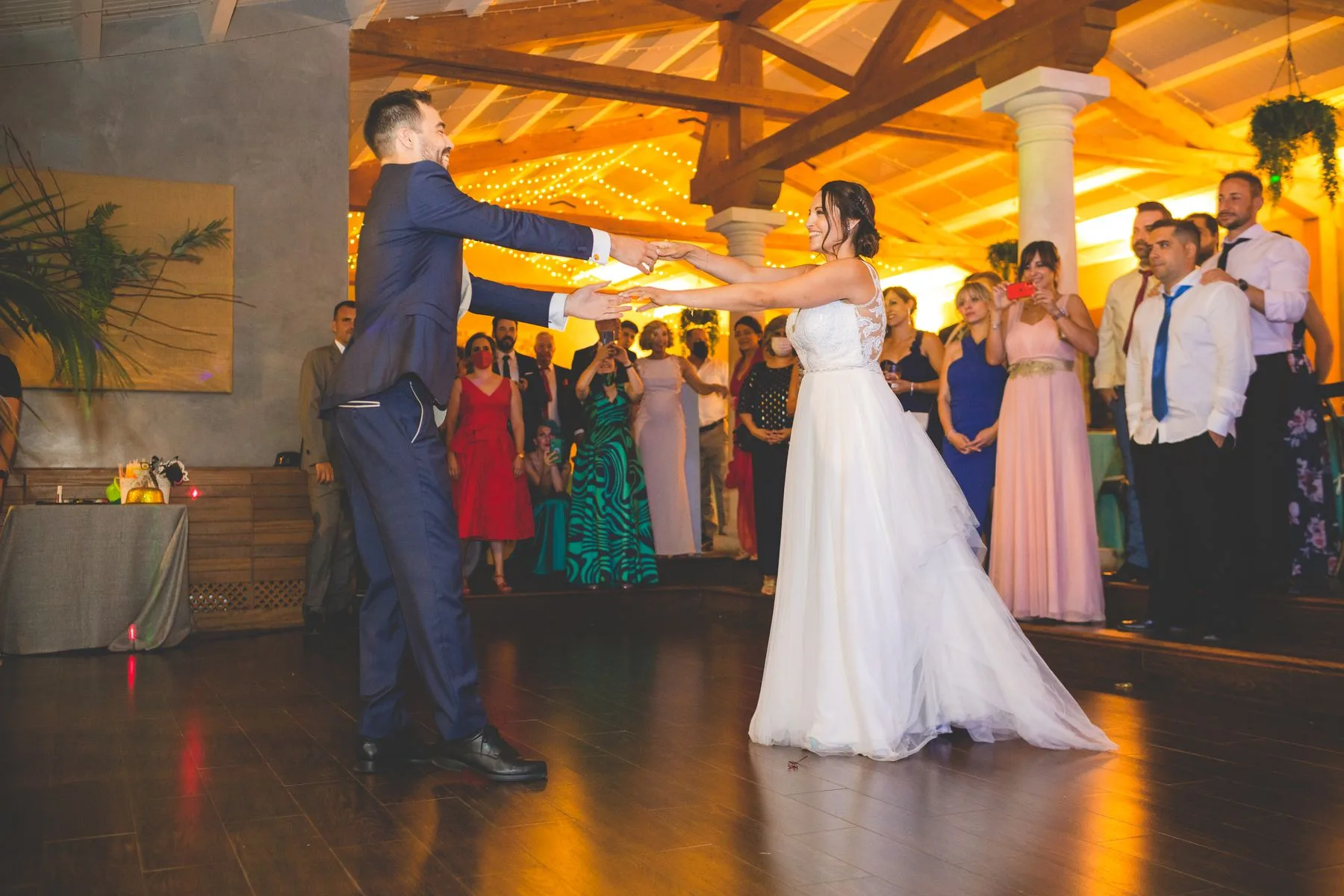 Novios bailando rodeados de invitados durante una boda en Valquijancho.