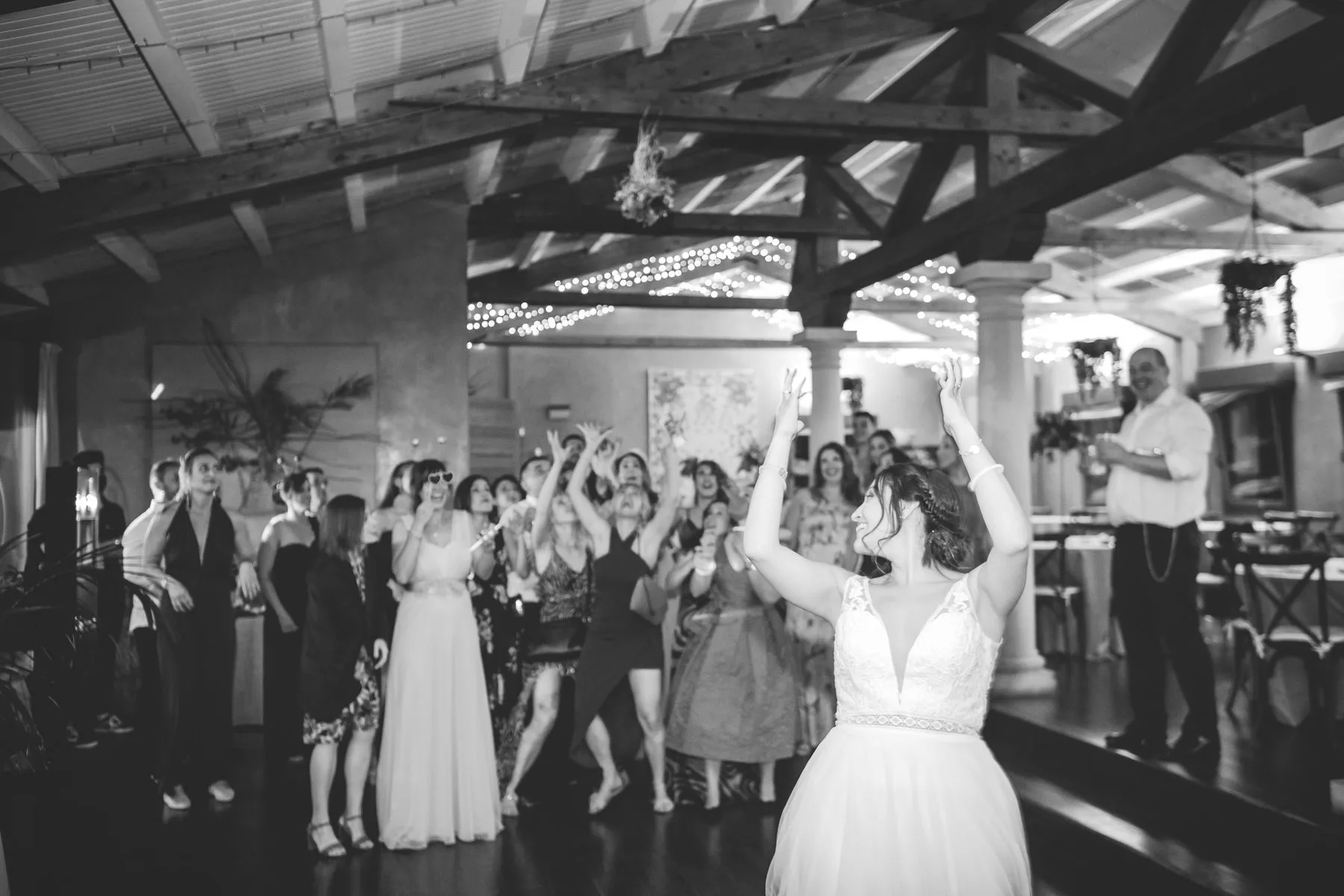 Novia celebrando en la pista de baile durante una boda en Valquijancho.